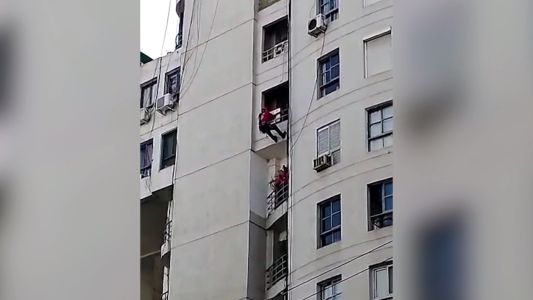 Bomberos rescataron a una mujer en el centro de la ciudad