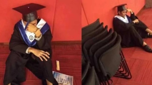 Se graduó con honores, pero no asistió ningún familiar al acto y rompió en llanto