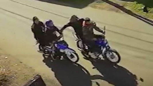 Video: La arrastraron para robarle la moto