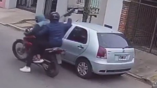 Merlo: motochorros amenazan a sus víctimas con una ametralladora