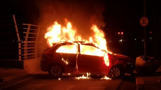Un auto chocó un gabinete eléctrico y se incendió