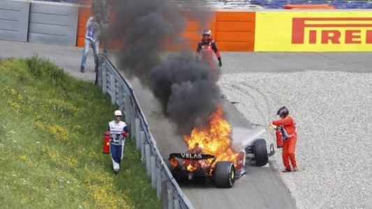 Fórmula 1: el dramático momento en el que Carlos Sainz abandona su Ferrari en llamas