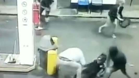 Se metió a separar en una pelea entre jóvenes, le pegaron con una piedra y lo mataron