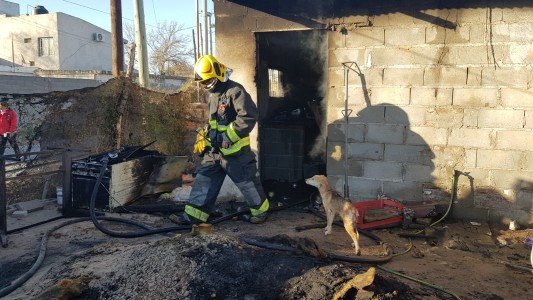 Córdoba: incendio arrasador, una familia lo perdió todo
