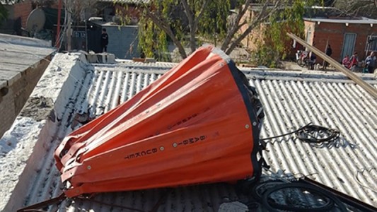 El balde de un helicóptero rompió el techo de una casa
