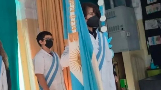 La historia del chico con autismo que fue elegido abanderado por sus compañeros