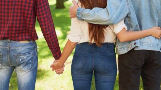 Fallo histórico: una jueza autorizó a una pareja poliamorosa a inscribir a un bebé con dos papás y una mamá