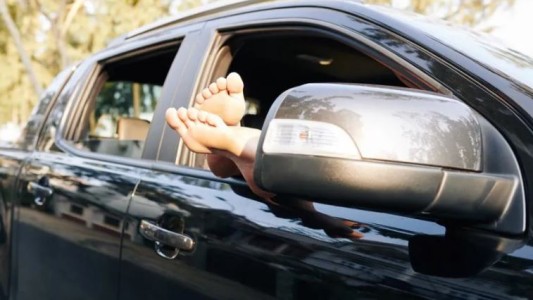 Detienen a un policía por robar un celular al conductor de un auto que se había quedado dormido