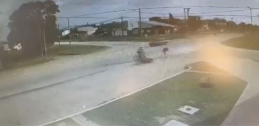 Video: un motociclista embistió brutalmente a dos ciclistas y huyó en Mar del Plata