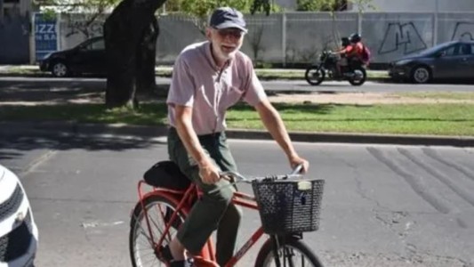 Le robaron la bicicleta a un concejal y espera que aparezca el ladrón para darle un abrazo: "Los brazos son suficientes para llevar a cabo la revolución"