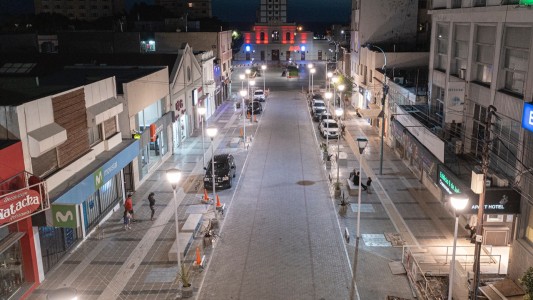 Cortó la luz de su oficina y atacó con un cuchillo a sus compañeros