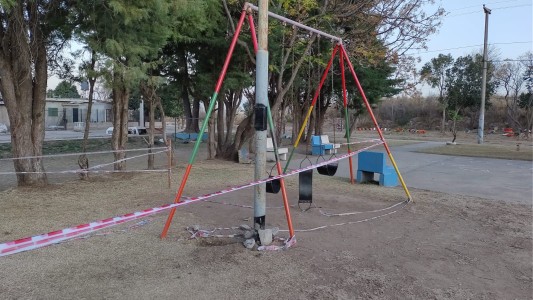 Una nena de 9 años recibió una descarga eléctrica del poste de una plaza