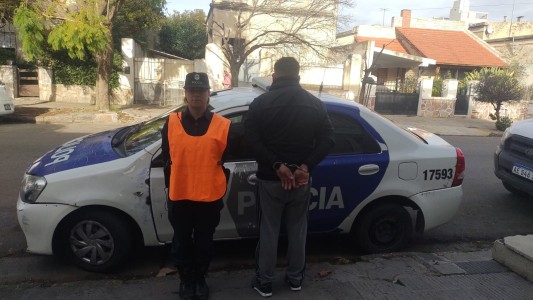 Dio positivo de alcohol en un control y huyó: cuando lo agarraron, se atrincheró en el auto
