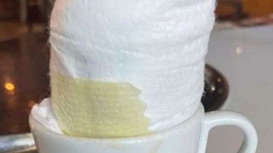 Indignante: cliente de un bar dejó un pañal usado en la taza