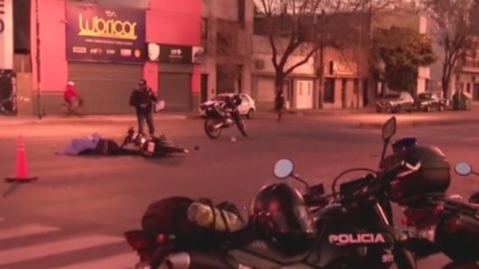 Hallan a motociclista muerto tras un choque: al revisarlo, descubren que tenía un balazo