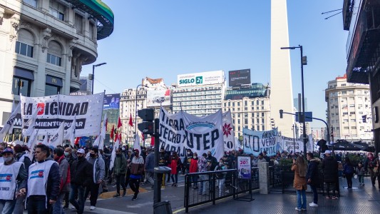Organizaciones sociales se movilizan en reclamo de un salario básico universal