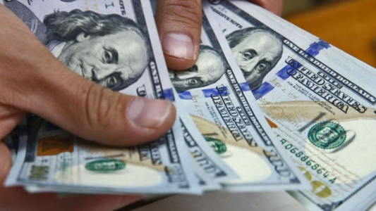 El Gobierno trabaja en un dólar diferenciado para turistas