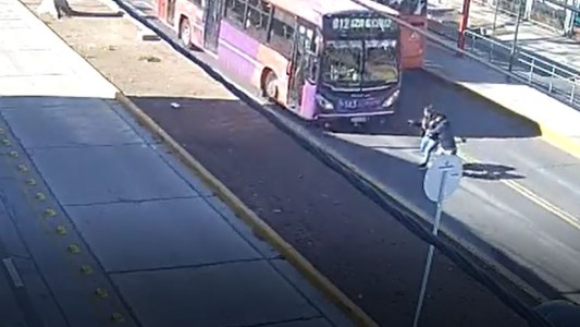Un colectivo atropelló a una pareja que cruzaba por la mitad de la calle