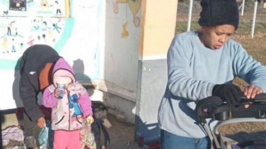 Un policía rescató de la calle a una familia venezolana con una niña al borde de la hipotermia