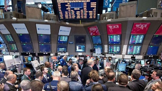 Los bonos cayeron y el riesgo país saltó a 2.838 puntos