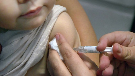 Llegaron las primeras vacunas anticovid para bebés: cuándo se aplicarán