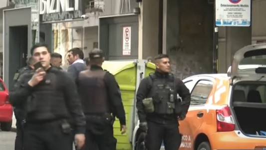 Lo intentaron asaltar motochorros y se resistió a tiros: hirió a dos personas que pasaban caminando
