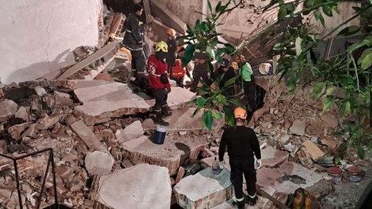 Rosario: se derrumbó una casa en la barranca del río Paraná y quedaron personas atrapadas