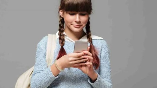 Investigan si el uso de dispositivos electrónicos incide en la aparición precoz de la pubertad