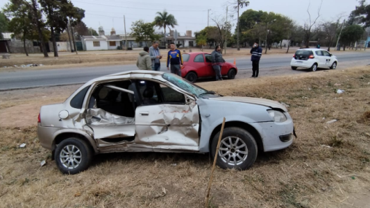 Un auto fue arrastrado varios metros por un tren cerca de Montecristo