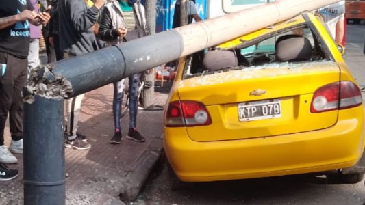 Se cayó un poste en pleno centro y aplastó un taxi