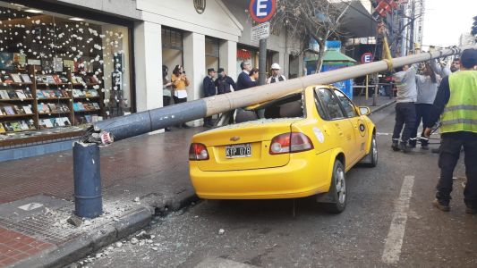 Un poste de cemento aplastó a un taxi estacionado