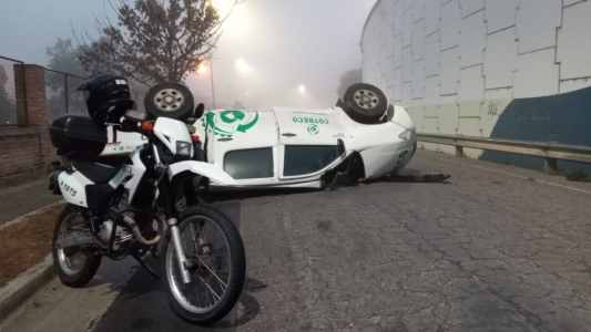 Un auto cayó al vacío en el ingreso a Carlos Paz