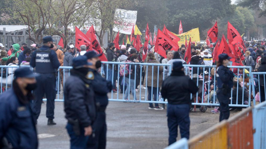Protesta de Organizaciones Sociales frente a Bagley por baja de precios