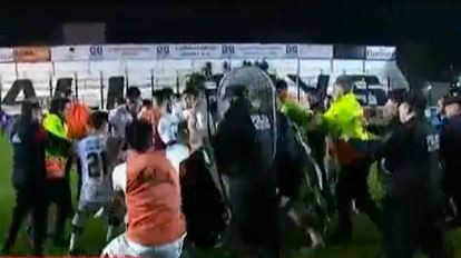 Video: detuvieron a cuatro jugadores de Patronato tras enfrentarse con la Policía