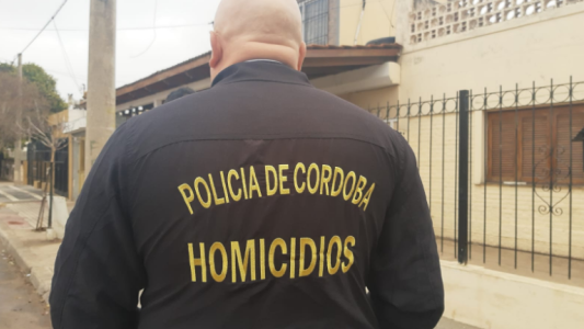 Tiros y corridas en Patricios: encontraron un hombre muerto en el patio de una casa