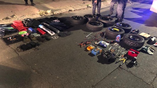 Luego de evadir un control, ladrones chocaron un poste y fueron detenidos