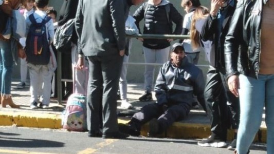 Una mujer agredió a un inspector municipal porque demoraba el tránsito: "Me pegó con el bastón"