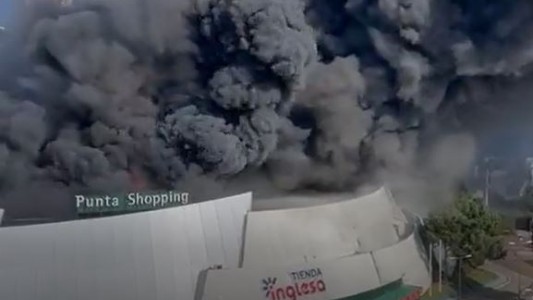 Impresionante incendio en un shopping de Punta del Este