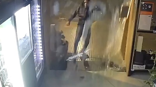 Robo en una vinería: reventaron la puerta a patadas, se llevaron un TV y hubo saqueos