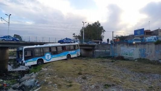 Impactante: el colectivo cayó desde el puente al margen del río
