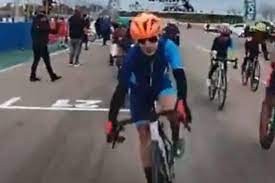 Mendoza: una fotógrafa se metió en la pista para grabar el final de la carrera y fue embestida por una ciclista