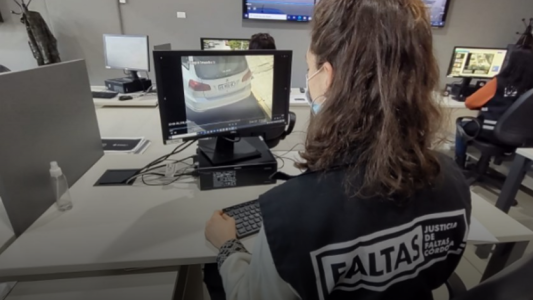 Videocámaras en control tránsito: bajó el uso del celular, por temor a ser descubierto