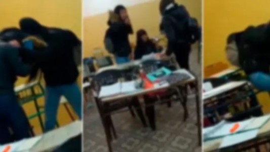 Le pegaron en la escuela por “linda, chetita y tener el pelo limpio”