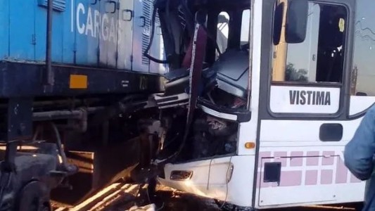 Al menos 15 heridos en un choque entre un tren de carga y un ómnibus en San Juan