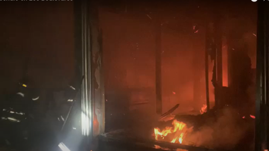 Ardió una fábrica de módulos habitacionales, dos bomberos intoxicados