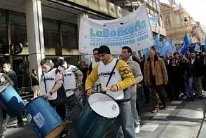 Bancarios realizan desde las 11 un cese de tareas para sumarse a la marcha de la CGT