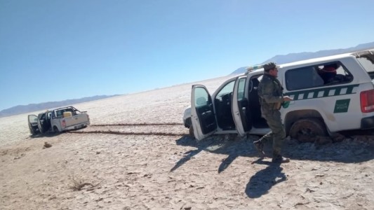 Escapaban de Gendamería con 36 kilos de cocaína y quedaron enterrados en las Salinas Grandes