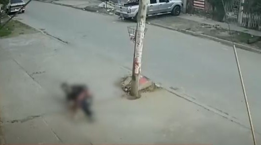 Video: motochorros balearon a un estudiante a la salida del colegio para robarle el celular