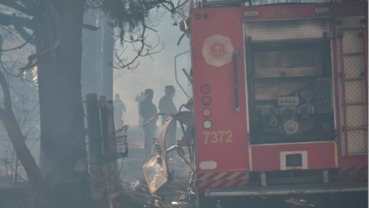 Bomberos rescataron a tres personas de un incendio, pero el fuego destruyó la autobomba