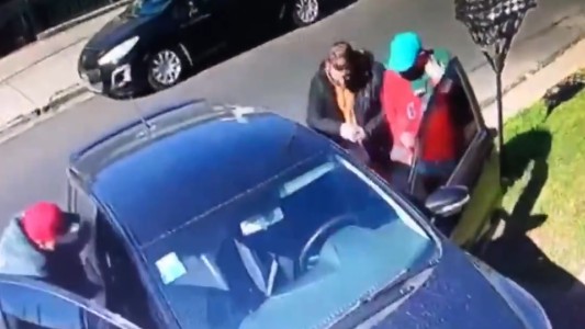 Asaltaron a una pareja con su beba: los ladrones les pidieron ayuda para arrancar el auto